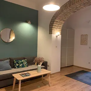 rustic-apartment-with-free-parking.inbudapesthotels.com/